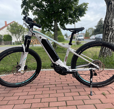 Giant LIV - 27'5 MTB, Lockolható első teló, Yamaha rendszer, 2288km-t futott, XT hátsó váltó, 10sebességes, S-es vázméret, Ipari csapágyas agyak, Vázba integrált akkumulátor, 496WH akkumulátor, Hidraulikus tárcsafékek. Ár: 599.000ft