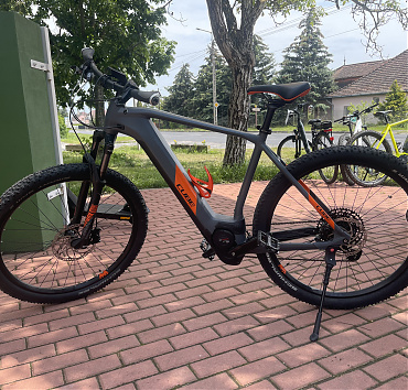 Cube Reaction MTB e-bike - 29' MTB, 23-as XL váz, Bosch rendszer 85NM CX motor, 625WH akkumulátor, Kiox kijelző, Rock Shox Recon első teló, 4 dugattyús Magura hidraulikus tárcsafékek, 2251km-et futott, 1x12 Sram MX váltó, Új lánc és lánckerék sor, Ipari csapágyas kerékagyak. Ár: 799.000ft