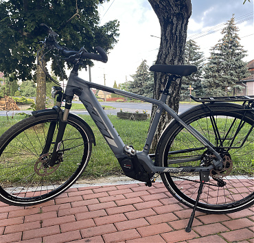 KTM - 28', 51-es vázméret M-es, levegős lockolható első teló, 1x11-es Shimano Deore XT váltó, Shimano XT hidraulikus tárcsafékek, teleszkópos nyeregcső, Bosch Kiox kijelző, Bosch performance line CX gen.3 motor, 6085km, 500WH akkumulátor, ár: 699.000Ft.