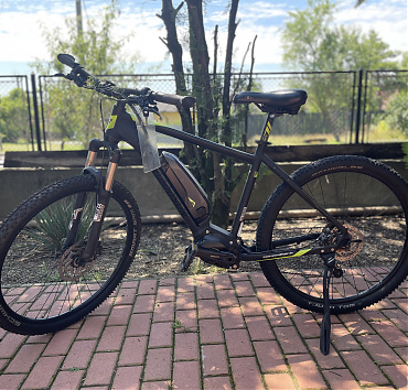 Morrison - 27,5'', 19-es vázméret, 1x19-es Shimano Deore váltó, lockolható első teló, Shimano hidraulikus tárcsafékek, Shimano motor, 500WH akkumulátor, Shimano kijelző, 920km. Ár: 449.000Ft