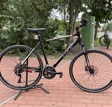 CONE C 5.0 CRS - 28”, 55-ös vázméret, Shimano Inetgrált hajtómű, lockolható első teló, Shimano hidraulikus tárcsafékek, 3x9 sebességes Shimano XT hátsó váltó, Shimano Deore első váltó. Ár: 199.000Ft.