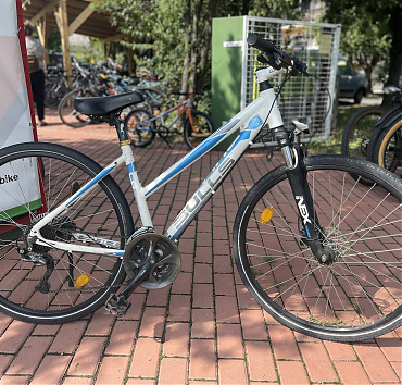 BULLS STREET FLYER - 28”, 44-es vázméret, alu váz, Shimano Alivio 3x8 sebességes váltó, hidraulikus tárcsafékek, agydinamó, első teló. Ár: 99.000Ft