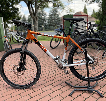 KTM ULTRA PRO SERIES - 26”, 48-as alu váz, Magura Julies hidraulikus tárcsafekek, 3x9-es Shimano XT váltó, integrált Deore hajtómű, lockolható levegős RockShox 302 első teló. Ár: 129.000Ft