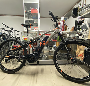 Raymon FULLRAY E nine 6.0 EMTB - 29" kerékméret50cm "L" váz méretAlu vázYamaha 70Nm PW SERIES motor500Wh akkumulátorÖsszteleszkóp-fullySram NX 1x11 sebességes váltásDropper nyeregcsőLockolható, levegős első teleszkópIpari csapágyas kerékagyakGyári kulcsok, töltőÁr: 550.000.-ft