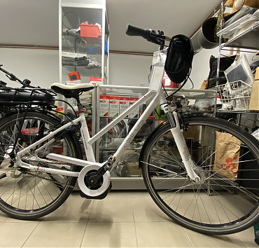 Sinus 1 e-BIKE - 28" kerékméret45cm "S" váz méretBosch Classic Line motor300Wh akkumulátorShimano Nexus 7 agyváltóAgydinamóTeleszkópos nyeregcsőDönthető kormánystucniGyári kulcsok, töltőÁr: 289.000.-ft