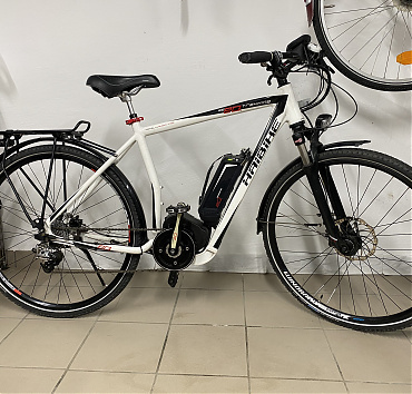 Haibike eQ trekking eBIKE - 28" kerékméret52cm váz méretAlu vázBosch Classic Line motor288Wh akkumulátorSram X-9 Dualshift /3x9/ sebességváltásMagura mT2 olajos tárcsafékekKormányról lockolható első teleszkópTeleszkópos nyeregcsőAgydinamó/gyári világításGyári kulcsokkal, töltővel eladó!Ár: 299.000.-ft