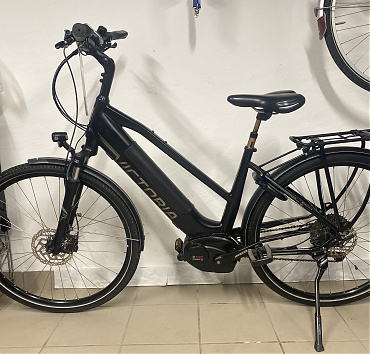 Victoria trekking eBIKE - 28" kerékméret48cm váz méretBosch Performance Line CX gen 2 motor75Nm500Wh akkumulátorShimano Deore XT 1x11 sebességváltásShimano Deore XT agyakTeleszkópos nyeregcsőDönthető kormánystucniSRSuntour lockolható első teleszkópGyári világításGyári kulcsokkal, töltővel eladó!Ár: 410.000.-ft