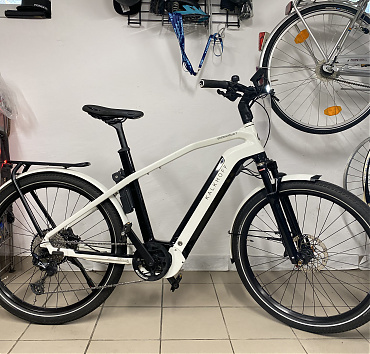 Kalkhoff Endeavour 7 trekking e-BIKE - 2905 km-t futottKerékméret: 27,5”Váz méret: “L” 53cmMotor: Bosch Performance Line CX 85NmAkkumulátor: Integrált 625WhVáltás: 1x 12 sebességes Shimano SLXFék: Shimano négydugattyús hidraulikus tárcsaTeleszkóp: SR Suntour lockolható, levegősShimano FM-MT510 ipari csapágyas kerékagyakDönthető kormánystucniGyári lakatGyári világításGyári kulcsokkal, töltővel eladó!Ár: 689.000.-Ft