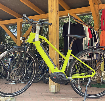 Kalkhoff Endeavour e-bike - 4520km-t futott28” kerékméret43cm “S” váz méretAlu  vázBosch Performance Line 65Nm motor500Wh akkumulátor1x9 sebességes Shimano Alivio váltásHidraulikus tárcsafékSRSuntour speed lock első teleszkópGyári világításGyári kulcsok, gyári töltőKíváló hétköznapi felhasználásraÁr: 423.000.-ft