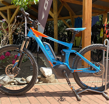 Cube Stereo Pro EMTB - 28” kerékméret42 cm váz méretBosch Performance Line CX motor75Nm500Wh akkumulátor1x11 sebességes Shimano Deore XT váltásElől-hátul ipari csapágyas Shimano Deore kerékagyak2086km-t futottKormányról vezérelhető RockShox Recon első teleszkópFox Float DPS/dual piston system/ hátsó rugós tagShimano hidraulikus tárcsafékGyári kulcsok, gyári töltő, friss diagnosztikaÁr: 476.000.-ft