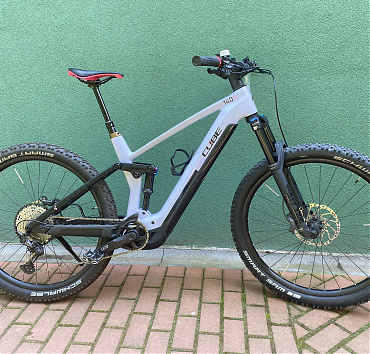 Cube Reaction 140 S FULLY EMTB - 29" kerékméret"L" váz méretCARBON/szénszál vázBosch Performance Line XC 85Nm motorSmart systemKiox 300 display750 Wh integrált akkumulátor9479 km-t futott1x12 sebességes Shimano Deore XT váltásElöl-hátul Shimano Deore XT négydugattyús tárcsafékÖsszteleszkóp-fullyFOX Rhythm34 első teleszkópFOX Float DPS rugós tagGyári dropper nyeregcső/kormányról vezérelhető/Ipari csapágyas kerékagyakGyári kulcsok, gyári töltőÁr: 999.000.-ft
