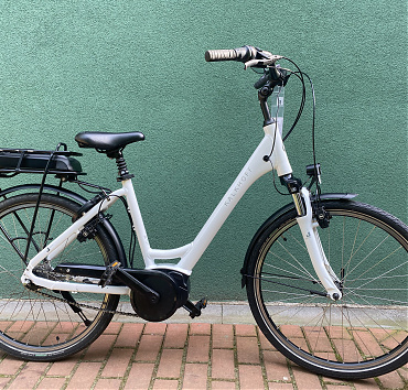 Kalkhoff e-bike  - 26" kerékméret45cm XS váz méretAlu vázBosch Active Line motor gen3500Wh akkumulátorShimano Nexus 7 agyváltóOlajos MAGURA tárcsafékDönthető kormánystucniSrSuntour első teleszkópGyárilag kiépített világítás2206 km-t futottGyári kulcsok, gyári töltőÁr: 370.000.-ft
