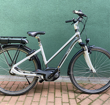 Falter E95 hybrid series e-bike - 733 km-et futott28" kerekméret46cm váz méretAlu vázBosch Active Line motor 45Nm gen2500Wh akkumulátorShimano Nexus 8 agyváltóSrSuntour speed lock első teleszkópDönthető kormánystucniTeleszkópos nyeregcsőGyárilag kiépített világításGyári kulcsok, gyári töltőÁr: 360.000.-ft