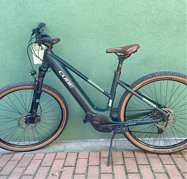 Cube Touring One EMTB - 28" kerékméret50 cm váz méretAlu vázSmart systemKiox 300 kijelzőBosch Performance Line 75Nm motorIntegrált 625Wh akkumulátor1x9 sebességes Shimano Alivio váltásShimano hidraulikus tárcsafékekGyári kulcs, gyári töltőGyárilag kiépített világításÁr: 510.000.-ft