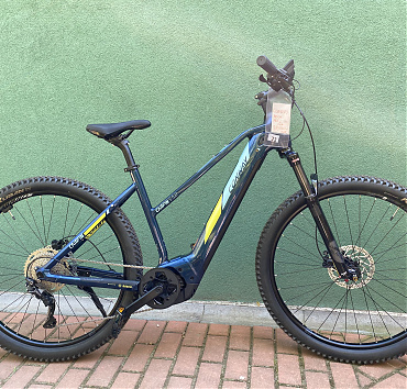 Conway cairon S 5.0 e-Bike - 29” kerékméret“L” váz0km-es ÚJ kerékpárSmart systemKiox 300 kijelzőBosch Performance Line CX 85Nm motor750Wh integrált akkumulátor1x10 sebességes Shimano Deore váltásHidraulikus tárcsafékLockolható, levegős SrSuntour első teleszkópIpari csapágyas kerékagyakGyári kulcs, gyári töltőÁr: 799.000.-ft